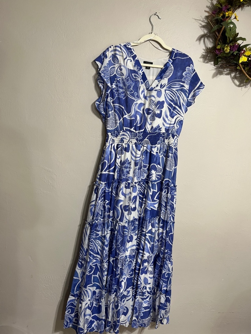 💐Halogen Blue and White Floral V-Neck Maxi Dress